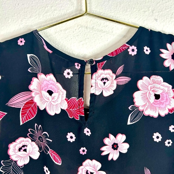 Candie’s Sleeveless Floral Blouse XS Black Pink Lace Trim Button High-Low Hem - Picture 10 of 10